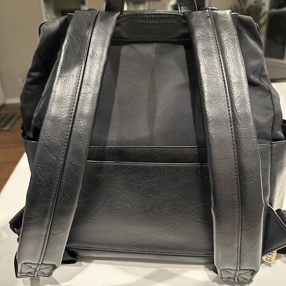 BEIS The Backpack Diaper Bag - Picture 4 of 7